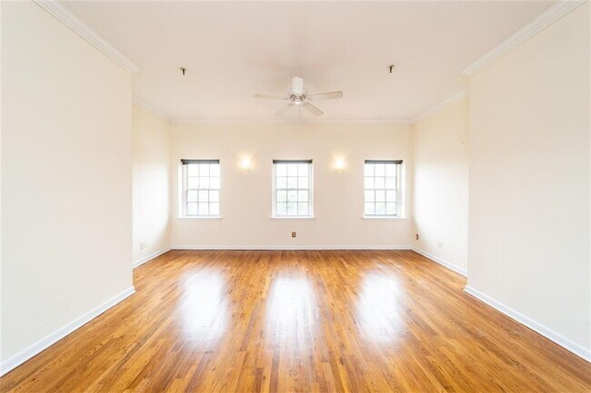 Building Photo - 227 Christopher Columbus Dr