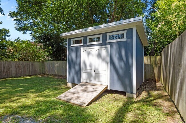 Building Photo - Gorgeous Renovation near Downtown Durham -...