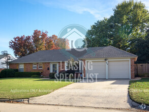 Building Photo - North West OKC 3 Bed 2 Bath House