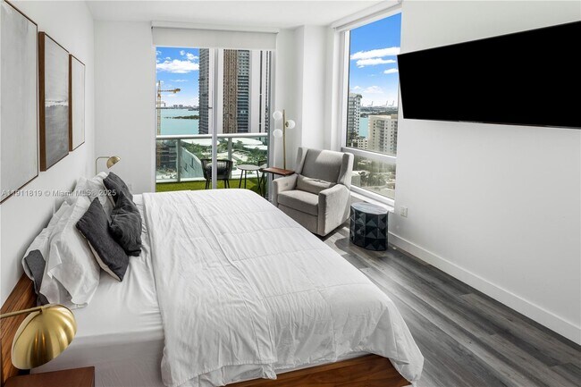 Building Photo - 333 NE 24th St