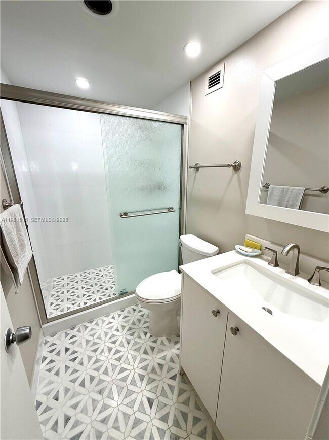 Building Photo - 400 Kings Point Dr