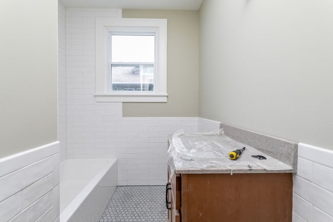 Building Photo - Recently Renovated Central Columbia Bungalow!