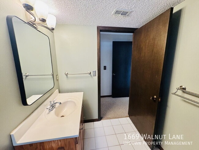 Building Photo - 1669 Walnut Ln