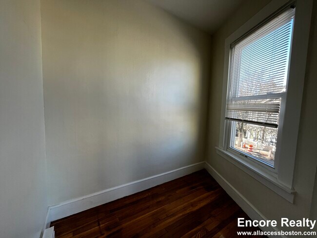 Building Photo - 100 River St