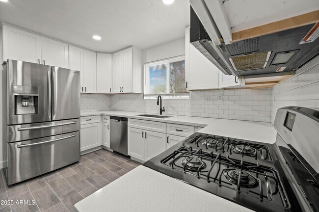 Building Photo - 10947 W Mohave St