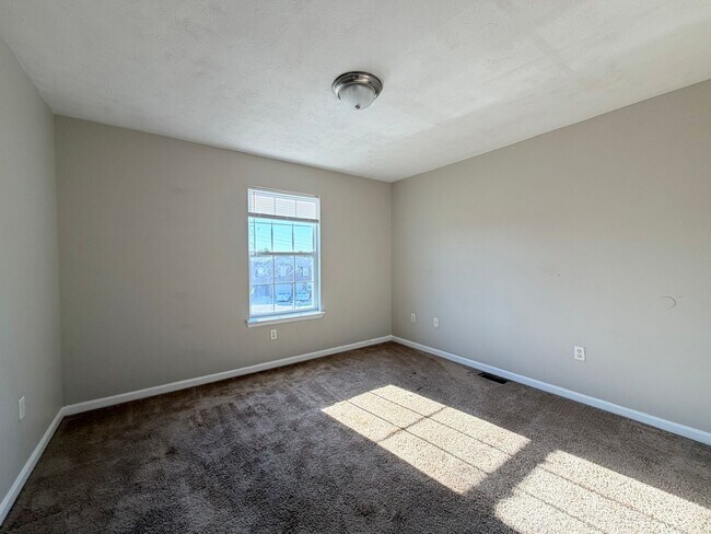 Building Photo - 135 Woods Trail