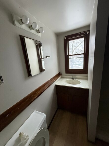 Building Photo - 818 N Van Buren St