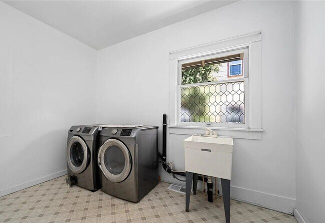 Building Photo - Charming Craftsman Rental in a Prime Bellingham Location