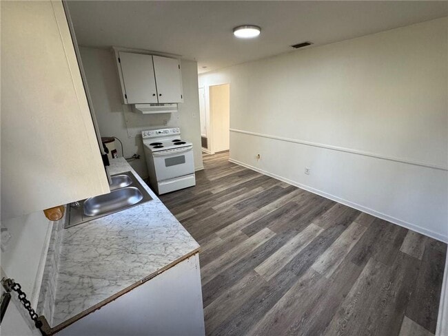 Building Photo - 1728 Tew Dr