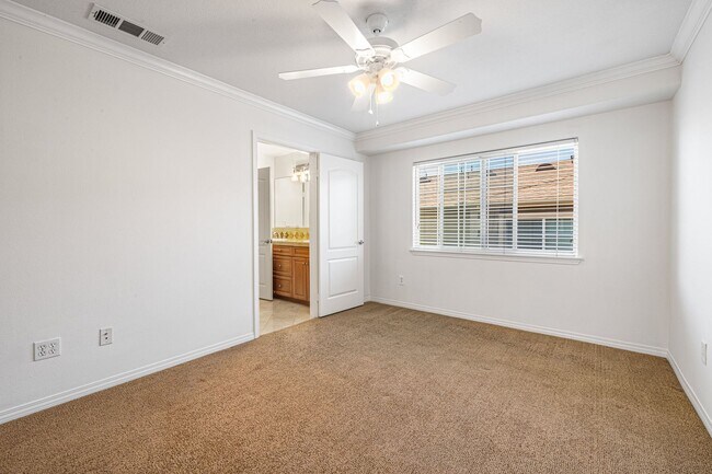 Building Photo - 3-Bedroom Townhome in Gated Bay Harbor