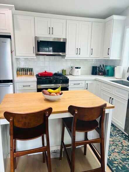 Natural sunlight in fully stocked kitchen with Le Creuset and other quality appliances - 4415 Catalpa St