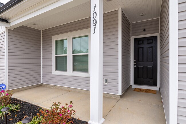 Building Photo - 1091 Primrose Dr