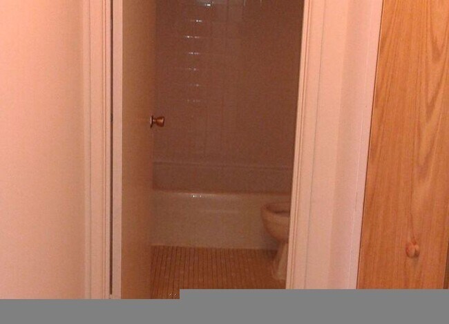 Building Photo - 1 bedroom in Chicago IL 60626