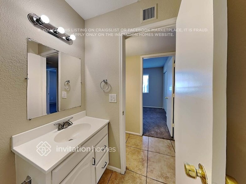 Building Photo - 2649 E Javelina Cir