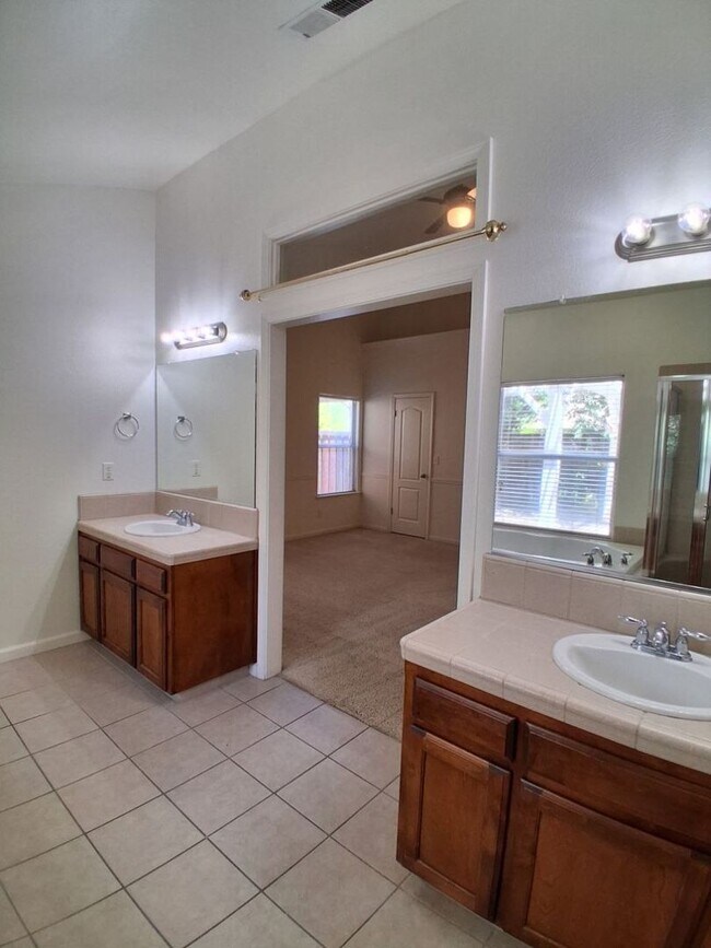 Building Photo - Desirable Clovis Single-Level Home: 3-bedroom, 2-bathroom