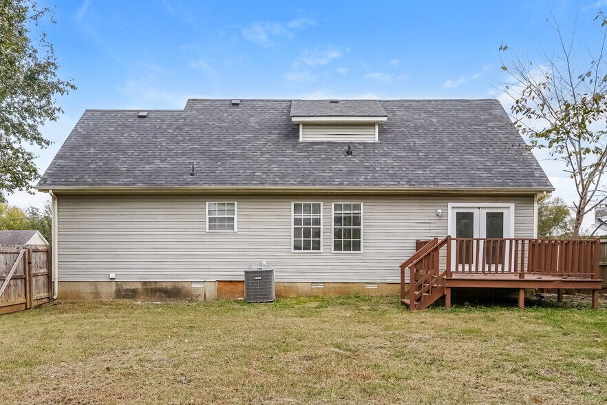 Building Photo - 315 Pine Ridge Ln