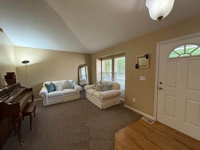 Building Photo - 212 E 900 N St