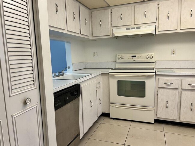 Building Photo - 8810 W McNab Rd