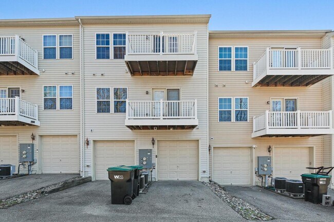 Building Photo - Exquisite brick-front duplex condo, ideall...
