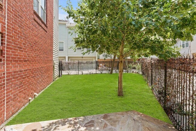 Building Photo - 2124 Gillette St