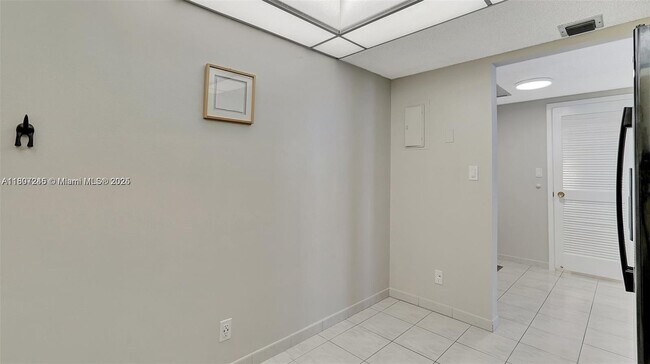 Building Photo - 2500 Parkview Dr