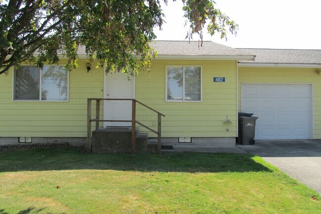 Building Photo - W. Victoria Ave, 482-496