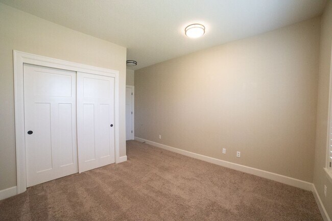 Building Photo - Beautiful Canby Custom Home!