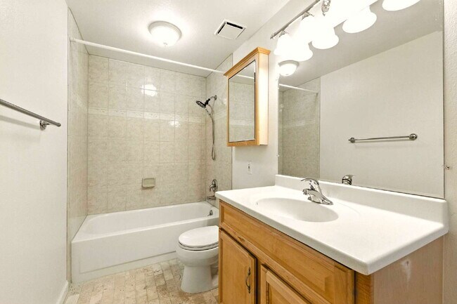 Building Photo - Gorgeous 3 Bed 2.5 Bath Townhome in Littleton!