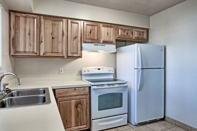 Building Photo - 2110 Applewood Rd