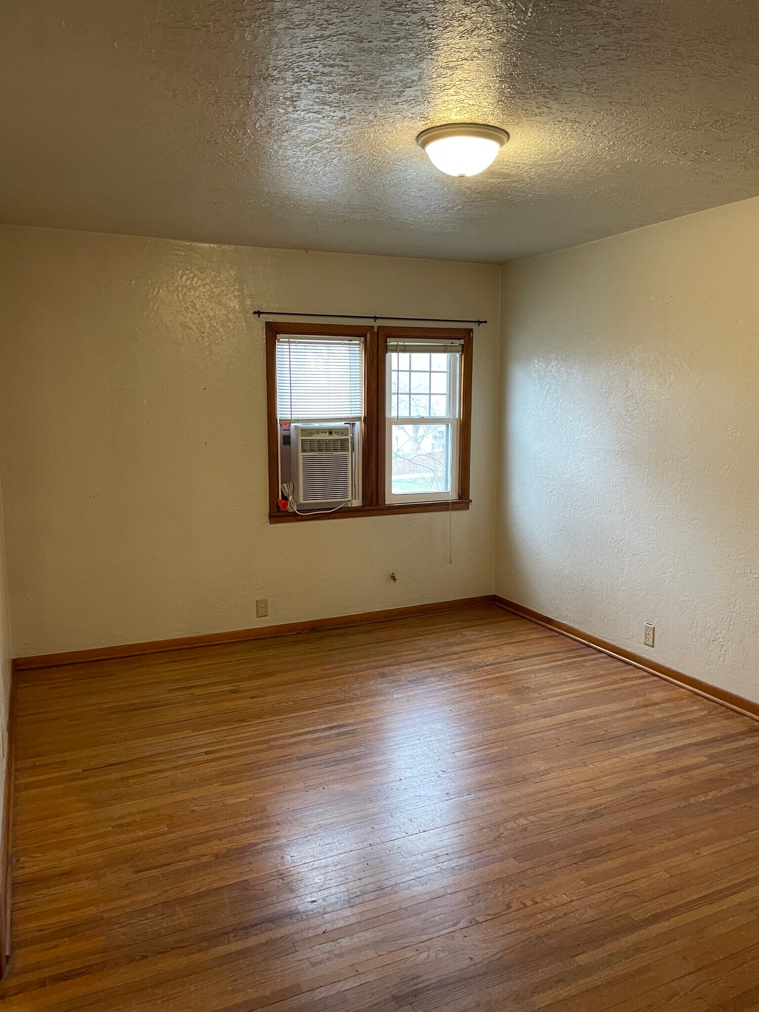 Building Photo - 551 7th St W