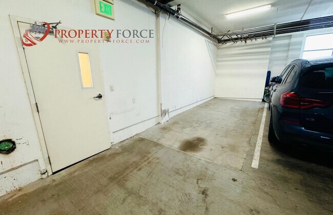 Building Photo - Beautiful 2 Bed 2 bath Available with grea...