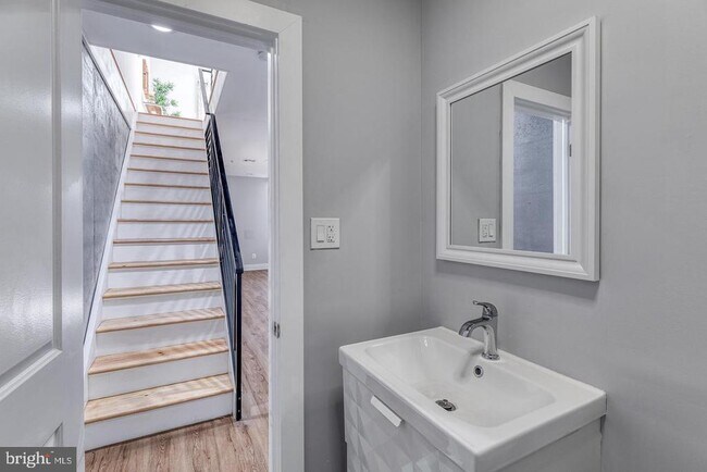 Building Photo - 2636 Latona St