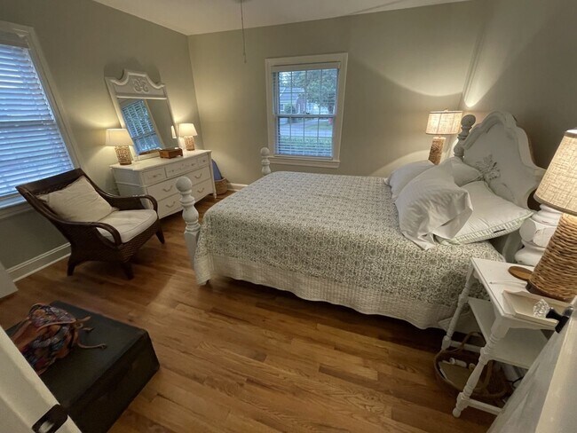 Building Photo - Quaint Swansboro Ranch Home