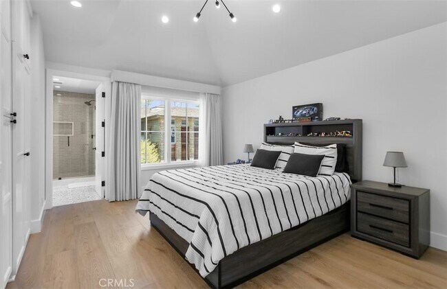 Building Photo - 2401 Bayshore Dr