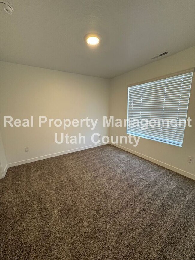 Building Photo - 837 E Oakum Ln