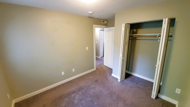 Building Photo - 422 N 18th Ave