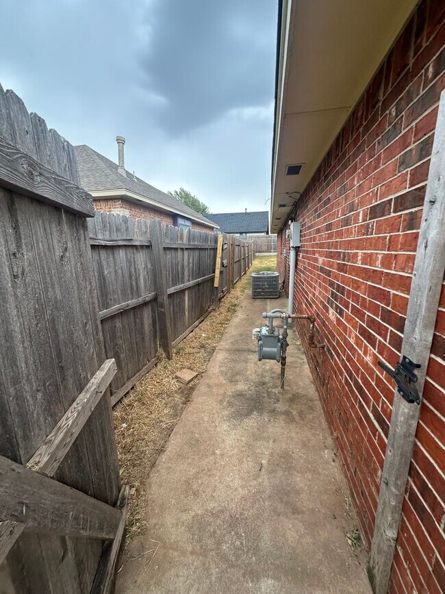 Building Photo - 2504 Thomas Dr