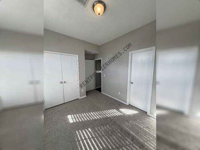 Building Photo - 325 W Strasburg Way