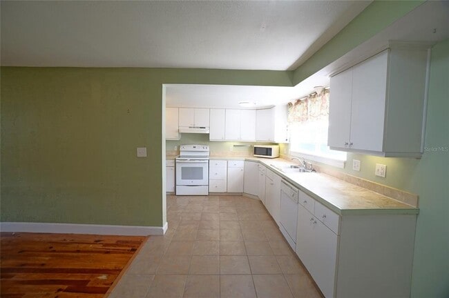 Building Photo - 810 W Woodlawn Ave