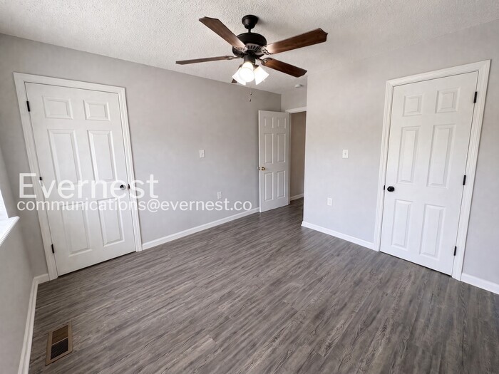 Building Photo - 1800 Labette Manor Dr