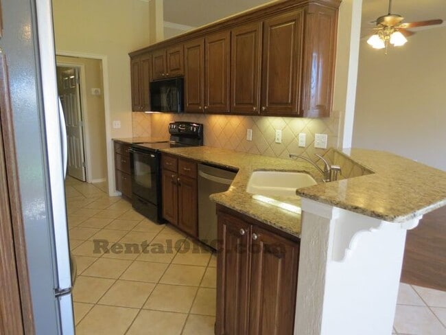 Building Photo - Moore 3/2 bed plus office and a storm shelter! Great schools, great access!