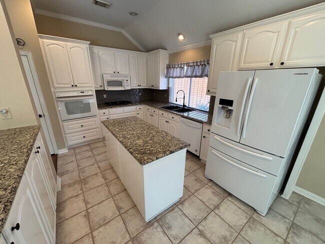Building Photo - Great Flower Mound Location!