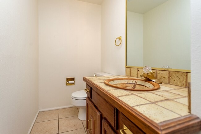 Building Photo - Beautifully Maintained Townhome with Fantastic Amenities