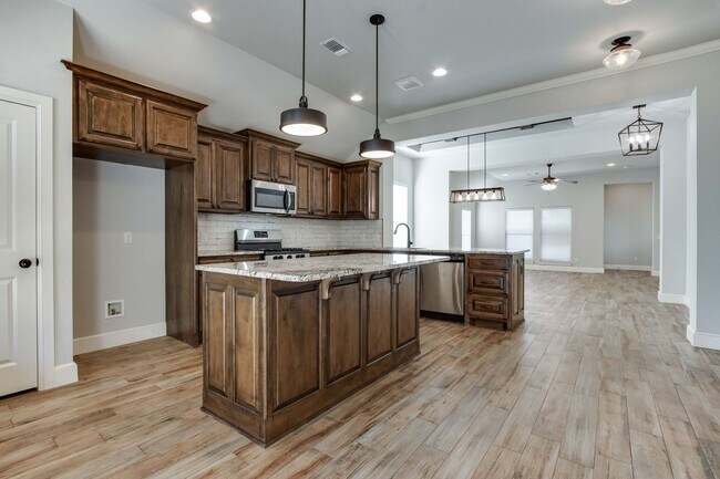 Building Photo - Luxury living in gated Valencia