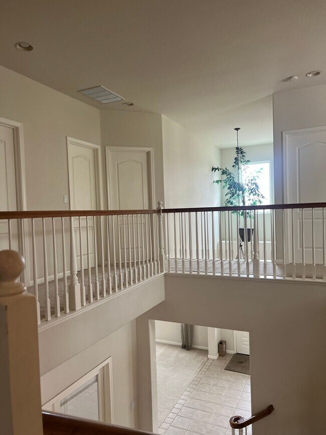 Building Photo - Large 4 Bedroom House