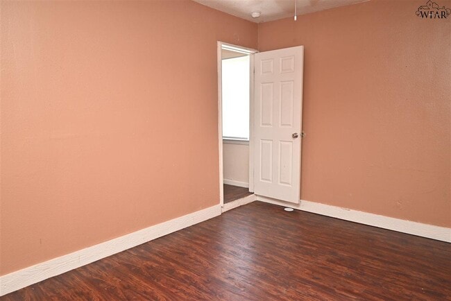 Building Photo - 1421 Harris Ln