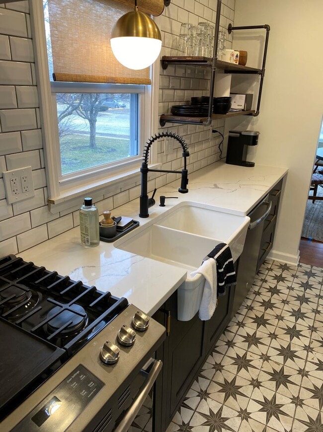 Building Photo - Renovated 3-bed, 2-bath home close to scho...