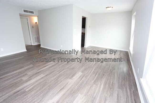 Building Photo - 2601 Lindsay Ave