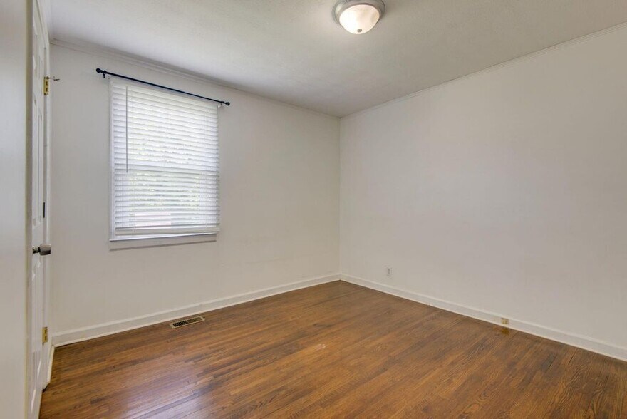 Building Photo - 1215 Kenmore Pl
