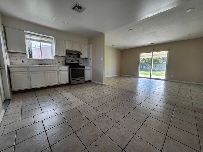 Building Photo - Charming 3-Bedroom Home in SW Visalia!